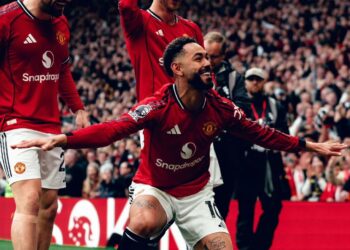 PEMAIN United meraikan kejayaan menumpskan Liverpoo di Old Trafford, semalam.