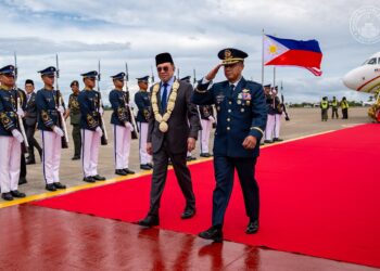 ANWAR Ibrahim tiba di Cebu, Filipina tengah hari tadi bagi menghadiri Sidang Kemuncak ASEAN ke-48.