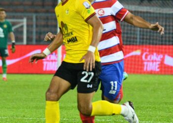 PEMAIN Negeri Sembilan FC, Hadin Azman diasak penyerang KL City FC, Safawi Rashid pada aksi Liga Super di Stadium Bolasepak Kuala Lumpur, Cheras, malam tadi-IHSAN MFL