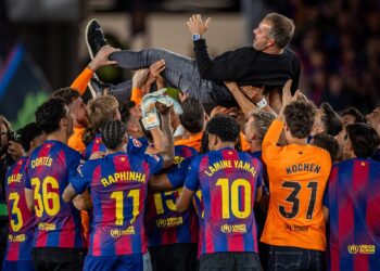 PEMAIN Barcelona menjulang jurulatih, Hans Flick selepas mengesahkan kejuaraan La Liga musim ini.