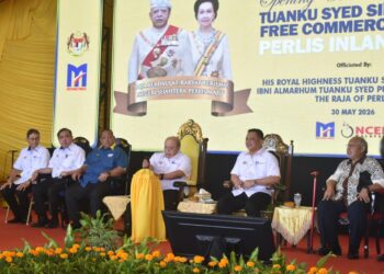 TUANKU Syed Sirajuddin Jamalullail (tiga dari kanan) berkenan membuat gimik pelancaran semasa Majlis Perasmian Zon Perdagangan Bebas Tuanku Syed Sirajuddin-PIP, Padang Besar, Perlis. -UTUSAN/ASYRAF MUHAMMAD