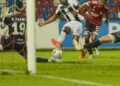 PEMAIN Terengganu FC,Yan Mabella melakuakan percubaan ke arah gawang Sabah FC dalam aksi terakhir Liga Super di Stadium Likas, semalam-IHSAN MFL