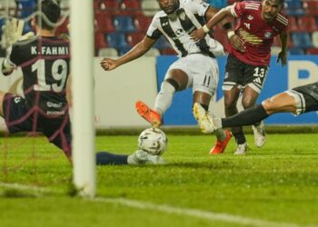 PEMAIN Terengganu FC,Yan Mabella melakuakan percubaan ke arah gawang Sabah FC dalam aksi terakhir Liga Super di Stadium Likas, semalam-IHSAN MFL