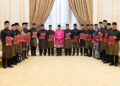 SULTAN Ibrahim mengurniakan watikah pelantikan kepada 15 ketua perwakilan Malaysia ke luar negara dalam istiadat yang berlangsung di Istana Negara hari ini. - FACEBOOK SULTAN IBRAHIM SULTAN ISKANDAR