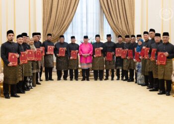 SULTAN Ibrahim mengurniakan watikah pelantikan kepada 15 ketua perwakilan Malaysia ke luar negara dalam istiadat yang berlangsung di Istana Negara hari ini. - FACEBOOK SULTAN IBRAHIM SULTAN ISKANDAR