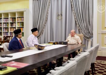 SULTAN Ibrahim Sultan Iskandar menerima mengadap Perdana Menteri, Datuk Seri Anwar Ibrahim dan Ketua Setiausaha Negara, Tan Sri Shamsul Azri Abu Bakar. - FACEBOOK SULTAN IBRAHIM SULTAN ISKANDAR