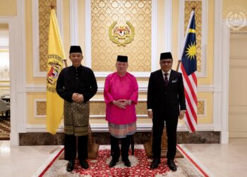 SULTAN Ibrahim menerima mengadap Menteri Luar, Datuk Seri Mohamad Hasan dan Peguam Negara, Tan Sri Dusuki Mokhtar di Istana Negara hari ini. - FACEBOOK SULTAN IBRAHIM SULTAN ISKANDAR
