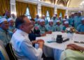ANWAR Ibrahim menyantuni para jemaah haji di Kompleks Seri Perdana, Putrajaya hari ini.