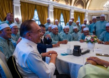 ANWAR Ibrahim menyantuni para jemaah haji di Kompleks Seri Perdana, Putrajaya hari ini.