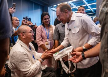 ANWAR Ibrahim semasa acara Wacana Harmoni Madani sempena Sambutan Hari Wesak di Kuala Lumpur. PEJABAT PERDANA MENTERI