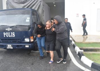 SUSPEK dibawa ke Kompleks Mahkamah untuk mendapatkan permohonan reman di Kangar, Perlis hari ini.-UTUSAN/ASYRAF MUHAMMAD