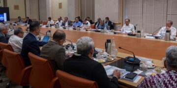 ANWAR Ibrahim mempengerusikan mesyuarat Majlis Tindakan Ekonomi Negara (MTEN) di Putrajaya, semalam yang mendengar pembentangan utama daripada Kementerian Kesihatan dan Kementerian Perladangan dan Komoditi.