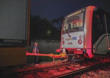 Empat gerabak tren Transit Aliran Ringan (LRT) yang tergelincir berhampiran Stesen Chan Sow Lin berjaya dibawa keluar dari lokasi kejadian dan dihantar ke depot untuk pemeriksaan lanjut - IHSAN RAPID KL