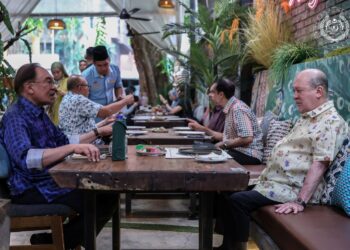 YANG di-Pertuan Agong, Sultan Ibrahim berkenan menerima menghadap Perdana Menteri, Datuk Seri Anwar Ibrahim, bersarapan dalam suasana santai, sambil bertukar pandangan mengenai pelbagai perkembangan semasa yang menyentuh kepentingan rakyat dan negara di Banglo 289, Jalan Raja Chulan, Kuala Lumpur semalam. Sultan Ibrahim selepas itu, turut mengadakan pertemuan tertutup secara empat mata bersama Anwar di Istana Bukit Tunku. – FB Sultan Ibrahim