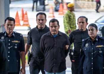 SEORANG individu warga Bangladesh yang didakwa melakukan cabul kehormatan ketika dihadapkan ke Mahkamah Majistret Kuala Lumpur, di sini, hari ini. - UTUSAN/SYAKIR RADIN