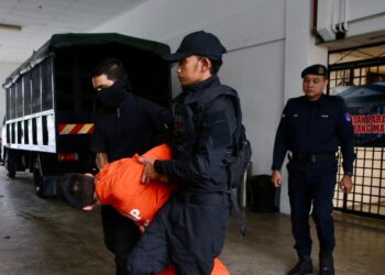 SUSPEK kes tikam kenalan wanita dalam kereta dibawa ke Kompleks Mahkamah Alor Setar untuk proses reman, hari ini. - UTUSAN/ SHAHIR NOORDIN