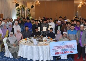 Pelancong asing memeluk Islam
