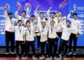 Pemain-pemain sepaktakraw negara menjulang piala kejohanan selepas mengalahkan pasukan Thailand pada perlawanan akhir sepaktakraw regu berkumpulan pada Kejohanan Piala Dunia Sepaktakraw TM ISTAF 2026 di Stadium Titiwangsa. -UTUSAN/SHIDDIEQIIN ZON