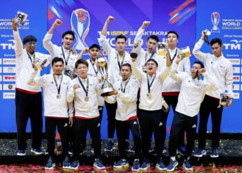 Pemain-pemain sepaktakraw negara menjulang piala kejohanan selepas mengalahkan pasukan Thailand pada perlawanan akhir sepaktakraw regu berkumpulan pada Kejohanan Piala Dunia Sepaktakraw TM ISTAF 2026 di Stadium Titiwangsa. -UTUSAN/SHIDDIEQIIN ZON