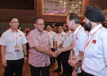AHMAD Samsuri Mokhtar ketika menyantuni para perwakilan pada Konvensyen Ulang Tahun ke-58 Parti Gerakan Rakyat Malaysia di Menara PGRM, Kuala Lumpur di sini, hari ini. - UTUSAN/SYAKIR RADIN