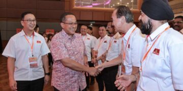 AHMAD Samsuri Mokhtar ketika menyantuni para perwakilan pada Konvensyen Ulang Tahun ke-58 Parti Gerakan Rakyat Malaysia di Menara PGRM, Kuala Lumpur di sini, hari ini. - UTUSAN/SYAKIR RADIN