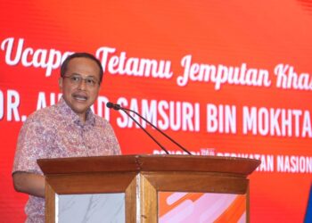 AHMAD Samsuri Mokhtar ketika menyantuni para perwakilan pada Konvensyen Ulang Tahun ke-58 Parti Gerakan Rakyat Malaysia di Menara PGRM, Kuala Lumpur di sini, hari ini. - UTUSAN/SYAKIR RADIN
