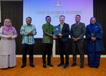 AKMAL Nasrullah (tiga dari kiri) menyampaikan surat tawaran kepada wakil syarikat pada majlis penyerahan tawaran di bawah kerjasama strategik di antara kerajaan Malaysia dan Arm Limited di Kementerian Ekonomi di sini, hari ini. - UTUSAN/FAISOL MUSTAFA