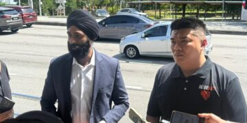 ALBERT Tei bersama Peguamnya, Mahajoth Singh di perkarangan Pejabat SPRM di sini, hari ini.