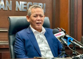 AMINUDDIN Harun pada sidang akhbar selepas mempengerusikan mesyuarat mingguan Exco di Wisma Negeri, Seremban, hari ini. - UTUSAN/NOR SHAFIQAH MOHD. GHAZALI
