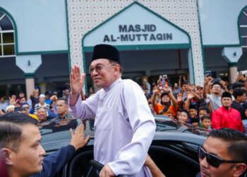 ANWAR Ibrahim menunaikan solat sonat di Masjid Al Muttaqin Wangsa Melawati. UTUSAN/SADDAM YUSOFF