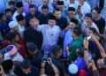 ANWAR Ibrahim bersalaman dengan jemaah selepas menunaikan solat Jumaat di Masjid Al Muttaqin Wangsa Melawati. UTUSAN/SADDAM YUSOFF