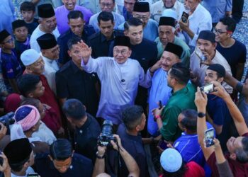 ANWAR Ibrahim bersalaman dengan jemaah selepas menunaikan solat Jumaat di Masjid Al Muttaqin Wangsa Melawati. UTUSAN/SADDAM YUSOFF