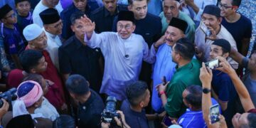 ANWAR Ibrahim bersalaman dengan jemaah selepas menunaikan solat Jumaat di Masjid Al Muttaqin Wangsa Melawati. UTUSAN/SADDAM YUSOFF