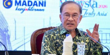 ANWAR Ibrahim pada sesi Forum Ilmuan Malaysia Madani Siri 12 ; Memacu Kedudukan Malaysia dalam Gemilang Baharu Aliran Modal Global di Suruhanjaya Sekuriti Malaysia, Bukit Kiara di sini hari ini. UTUSAN/AMIR KHALID