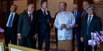 ANWAR Ibrahim menerima kunjungan hormat dari wakil syarikat Blackberry di Perdana Putra, Putrajaya, semalam. PEJABAT PERDANA MENTERI