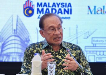 ANWAR Ibrahim sesi Forum Ilmuan Malaysia Madani Siri 12 ; Memacu Kedudukan Malaysia dalam Gemilang Baharu Aliran Modal Global di Suruhanjaya Sekuriti Malaysia, Bukit Kiara di sini hari ini. UTUSAN/AMIR KHALID