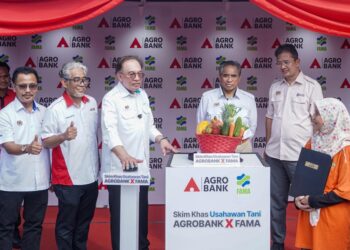 ANWAR Ibrahim (tiga dari kiri) dan Ketua Pegawai Eksekutif Kumpulan Agrobank, Datuk Tengku Badli (dua dari kiri) ketika menyempurnakan gimik perasmian pada Majlis Pelancaran Skim Khas Usahawan Tani Agrobank X Fama di Pasar Tani Taman Melawati, Kuala Lumpur. - UTUSAN/ISKANDAR ISHAK