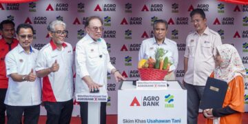 ANWAR Ibrahim (tiga dari kiri) dan Ketua Pegawai Eksekutif Kumpulan Agrobank, Datuk Tengku Badli (dua dari kiri) ketika menyempurnakan gimik perasmian pada Majlis Pelancaran Skim Khas Usahawan Tani Agrobank X Fama di Pasar Tani Taman Melawati, Kuala Lumpur. - UTUSAN/ISKANDAR ISHAK