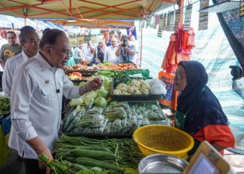 ANWAR Ibrahim ketika mengadakan lawatan ke Pasar Tani Taman Melawati, Kuala Lumpur. - UTUSAN/ISKANDAR ISHAK