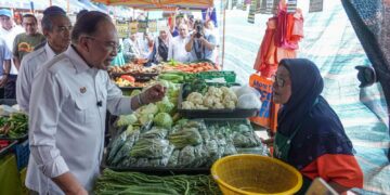 ANWAR Ibrahim ketika mengadakan lawatan ke Pasar Tani Taman Melawati, Kuala Lumpur. - UTUSAN/ISKANDAR ISHAK