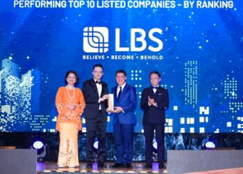TIMBALAN Ketua Pegawai Eksekutif LBS, Lucas Lim (dua kiri), menerima ‘Anugerah 10 Syarikat Berprestasi Tinggi’ daripada Menteri Perumahan dan Kerajaan Tempatan, Nga Kor Ming di Anugerah Kecemerlangan Hartanah 2026 baru-baru ini.