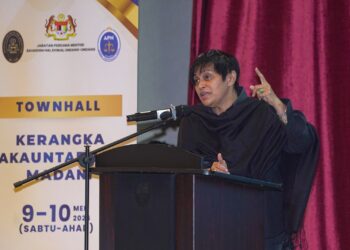 AZALINA Othman Said ketika berucap pada Program Town Hall Kerangka Akauntabiliti Madani 2026 di Akademi Perundangan Negara, Bandar Baru Bangi, Selangor hari ini.-UTUSAN/ISKANDAR ISHAK.