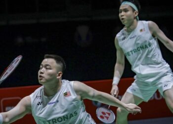 Aksi Aaron Chia-Soh Wooi Yik menentang  Nur Izzuddin-Goh Sze Fei  sebelum tewas, 18-21, 12-21 di separuh akhir Kejohanan Badminton Masters 2026 di Unifi Arena, Bukit Jalil, kelmarin. - UTUSAN/MUHAMAD IQBAL ROSLI
