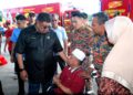 AB. Rauf Yusoh menyantuni salah seorang bekas anggota bomba yang berkerusi roda pada majlis meraikan Pesara Bomba dan Anggota Balai Bomba dan Penyelamat Parlimen Masjid Tanah hari ini. UTUSAN/AMRAN MULUP