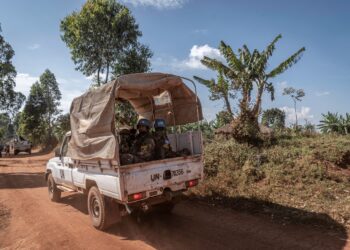 SEBUAH kenderaan pengaman Misi Penstabilan PBB di Congo melakukan rondaan di jalan Bunia-Drodro di wilayah Ituri. - AFP