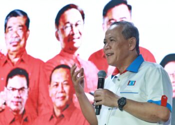AMINUDDIN Harun ketika berucap pada Ceramah Perdana Pimpinan Utama PH di tempat letak kereta Stadium Tuanku Abdul Rahman, Paroi, Seremban malam ini.-UTUSAN/MOHD. SHAHJEHAN MAAMIN.