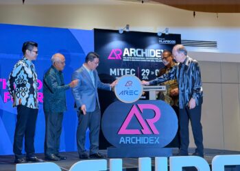NGA Kor Ming (tengah) menyempurnakan gimik pelancaran ARCHIDEX PREVIEW & AREC 2026 yang dianjurkan bersama oleh C.I.S dan Pertubuhan Akitek Malaysia (PAM) sempena Kuala Lumpur Architecture Festival (KLAF) 2026.