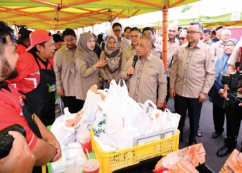 SAARANI Mohamad ketika melawat Pasar Sejahtera Rakyat Perak selepas melancarkannya di Parit Buntar, semalam.
