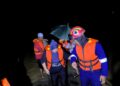 ANGGOTA Angkatan Pertahanan Awam (APM) Bandar Baharu memindahkan penduduk terjejas banjir ke PPS Dewan Keda Kampung Sungai Tengas di Bandar Baharu semalam. – IHSAN APM