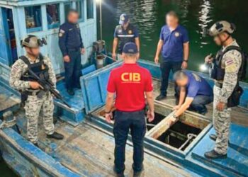 ANGGOTA Maritim Thailand merampas 5,000 liter diesel bersubsidi dari Malaysia yang diseludup melalui jalan laut di Perairan Satun, Thailand. – IHSAN MSC 3